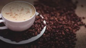 Es Kopi Pisang: Tren Minuman Kekinian dengan Klaim Nutrisi yang Perlu Ditelaah