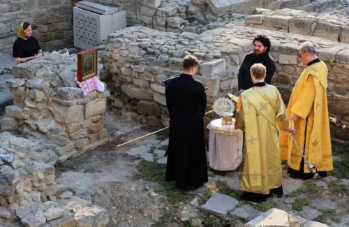Gereja Berusia 1.700 Tahun Muncul dari Danau İznik, Turki