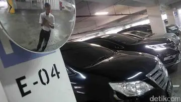 Etiket Parkir: Berdiri di Slot Kosong untuk 'Ngetag' Tempat, Benarkah Diperbolehkan?