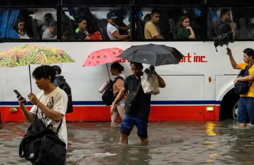 Banjir Luapan Hantam Manila, Ribuan Terendam Akibat Badai Monsun