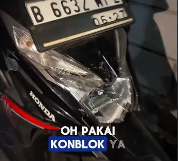 Motor BeAT Rusak Parah Akibat Lemparan Batu oleh Pengemudi Alphard