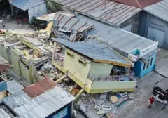 Warga Manggarai Timur Cari Besi Puing Gempa Demi Bertahan Hidup