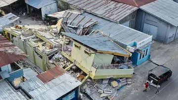 Warga Manggarai Timur Cari Besi Puing Gempa Demi Bertahan Hidup
