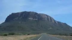 Helikopter Jatuh di Gunung Ololokwe Kenya, 6 Tewas