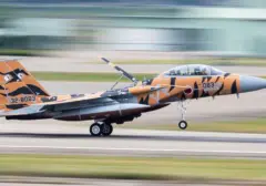 Jet Tempur F-15 Alami Kerusakan Roda, Landasan Pacu Bandara Naha Lumpuh Empat Jam