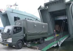 Kapal Rumah Sakit TNI AD Tiba di NTT Bawa Bantuan Medis dan Logistik Pasca Gempa