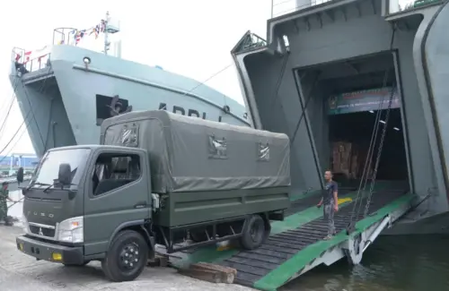 Kapal Rumah Sakit TNI AD Tiba di NTT Bawa Bantuan Medis dan Logistik Pasca Gempa