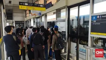 Galian Ciledug Raya Sebabkan Keterlambatan Transjakarta Koridor 13, Penumpang Menumpuk