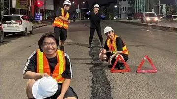 Pemuda Bekasi Bentuk Genburgeract, Aksi 'Tambal Aspal' Jadi Kritik Kinerja Pemerintah