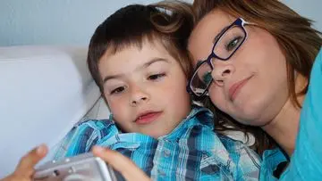 Mengapa Anak Laki-Laki Sering Disebut Mirip Ibu? Sains Ungkap Alasannya