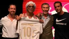 Legenda Brasil Ronaldinho Siap Kembali ke Lapangan di Usia 46 Tahun