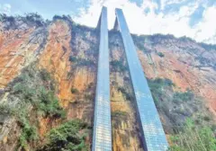 Lift Kaca Raksasa Tiongkok: Solusi Mobilitas Warga dan 'Bus Sekolah Terbang'