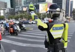 Robot Humanoid 'Robocop' Bantu Polisi Atur Lalu Lintas di Hangzhou