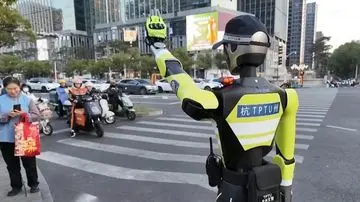 Robot Humanoid 'Robocop' Bantu Polisi Atur Lalu Lintas di Hangzhou