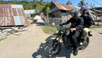 Wapres Gibran Datangi Kampung Terdampak Gempa Manggarai Timur Naik Motor