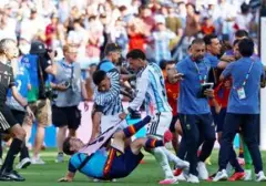 Sanksi FIFA untuk Argentina: Paredes Dihukum 10 Laga, Denda Rp5,6 Miliar untuk AFA