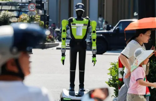 Robot Otonom T2 Mulai Gantikan Polisi Lalu Lintas di China