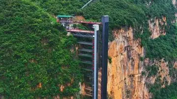 Terobosan Vertikal: Lift Tebing Yunnan Persingkat Waktu Tempuh Siswa Menjadi Setengah Jam