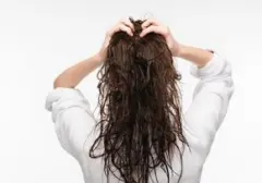 Perubahan Bentuk Helai Rambut: Gejala Gangguan Kulit Kepala atau Mitos?