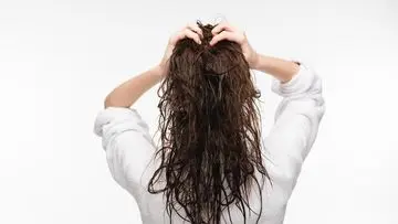 Perubahan Bentuk Helai Rambut: Gejala Gangguan Kulit Kepala atau Mitos?