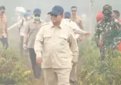 Prabowo Tinjau Langsung Kebakaran Hutan Kalimantan, Hirup Udara Tanpa Masker