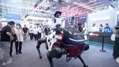 Robot Berkuda Curi Perhatian di Konferensi Robotika Beijing