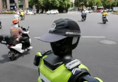 Robot Raksasa Awasi Kepatuhan Lalu Lintas di Jalanan China