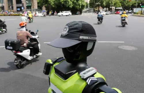 Robot Raksasa Awasi Kepatuhan Lalu Lintas di Jalanan China