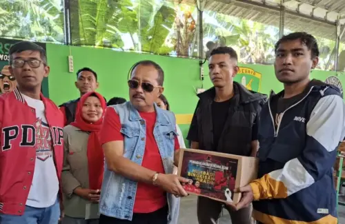PDIP Surabaya Beri Dukungan Ratusan Paket Sembako untuk Mahasiswa NTT Korban Gempa