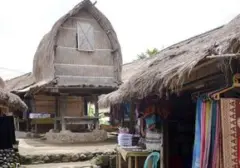 Kebakaran Landa Rumah Adat Sade Lombok Tengah, Ratusan Warga Mengungsi