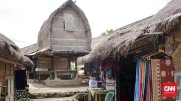 Kebakaran Landa Rumah Adat Sade Lombok Tengah, Ratusan Warga Mengungsi