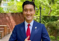 Choi Siwon Super Junior Tegur Perokok di Istana Gyeongbok