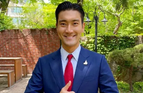Choi Siwon Super Junior Tegur Perokok di Istana Gyeongbok