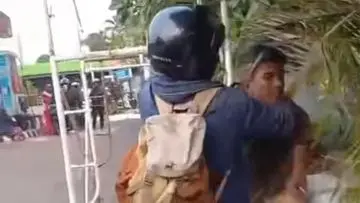 Aksi Arogan Pengendara Motor Piting Pengemudi Mobil Akibat Klakson, Polisi Lakukan Perburuan