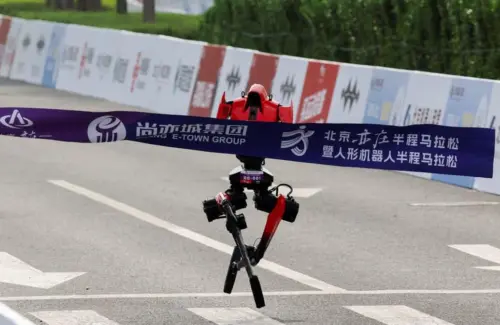 Robot Tiongkok "Lightning" Cetak Rekor Baru, Lampaui Kecepatan Usain Bolt di Lintasan 100 Meter