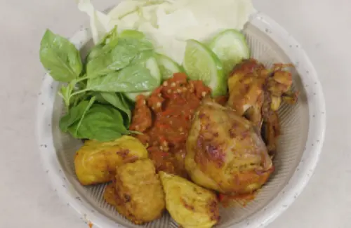 Resep Ayam Goreng Lamongan: Ciptakan Kelezatan Renyah dan Sambal Menggugah Selera di Rumah