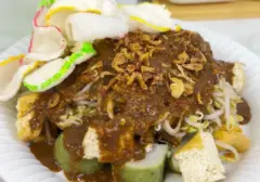 Tahu Tek Khas Surabaya: Perpaduan Gurih Petis dan Bumbu Kacang yang Menggugah Selera