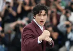 Charles Melton Pertimbangkan Peran Kakashi Hatake dalam Film Live-Action Naruto