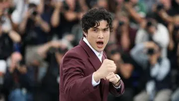 Charles Melton Pertimbangkan Peran Kakashi Hatake dalam Film Live-Action Naruto