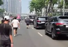 Rombongan Mobil Pelat ZZ Terobos Jalur Car Free Day Jakarta