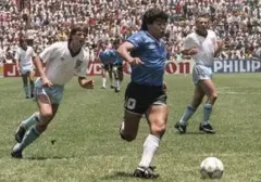 Bola 'Tangan Tuhan' Maradona Laku Rp59 Miliar dalam Lelang