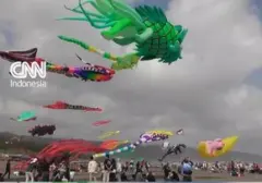 Parangkusumo Berhias Langit Penuh Warna dalam Festival Layang-layang