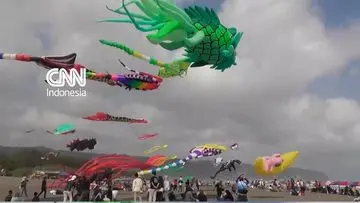 Parangkusumo Berhias Langit Penuh Warna dalam Festival Layang-layang