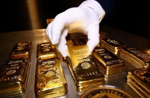 Emas Pecahkan Rekor USD4.643 per Ons, Didorong Pelemahan Dolar dan Ketegangan Geopolitik