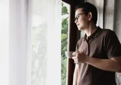 Psikologi Ungkap 8 Ciri Khas Introvert yang Menikmati Kesendirian dan Menghindari Percakapan Dangkal