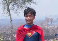Sosok Mirip Superman Terlihat Bantu Pemadaman Karhutla di Kalimantan