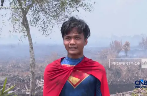 Sosok Mirip Superman Terlihat Bantu Pemadaman Karhutla di Kalimantan