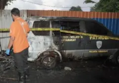 Pria Ditangkap Usai Bakar Mobil Patroli Polsek Tambaksari di Surabaya