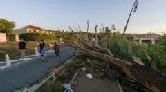 Pomas Dilanda Tornado: Ratusan Rumah Rusak, 15 Warga Dilarikan ke Rumah Sakit