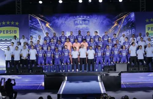 Persib Bandung Perkenalkan Jersey Anyar 2026/27, Sematkan Pesan "Lives Inside Us"